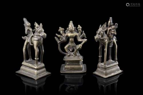 Indian ManufactureThree bronze sculptures(h. max 17 cm.)ITManifattura IndianaTre sculture in
