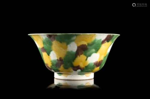 An 'egg and spinach' porcelain bowl (slight defects)China, Qing dynasty, Kangxi period (1662-1722)(