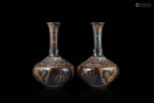 A pair of cloisonnÃ¨ enamel vases (slight defects)Japan, 20th century(h. 37 cm.)ITCoppia di vasi a