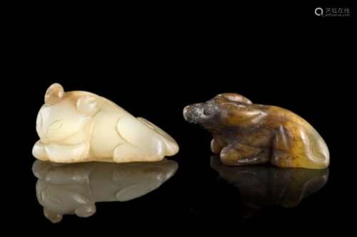 Two celadon and russet jade carvings depicting a cat and a buffaloChina, 20th century(l. max 4 cm.)