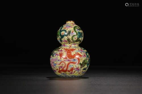 QIANLONG MARK WUCAI GOURD VASE