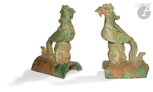 CHINE - Epoque MING (1368 - 1644) Paire de tuiles faîtières en grès émaillé vert formant deux phénix