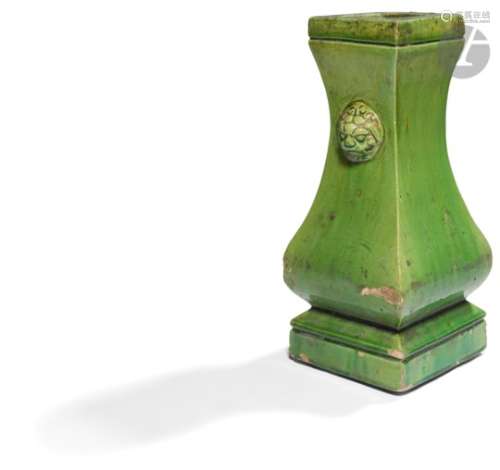 CHINE - Époque MING (1368 - 1644) Vase à panse basse à quatre faces en grès émaillé vert reposant