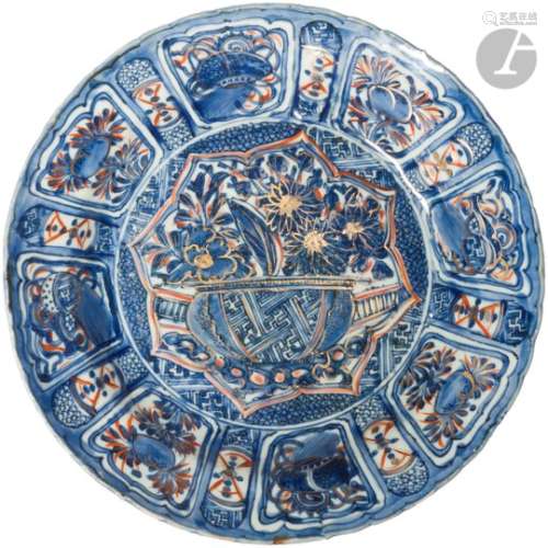 CHINE - XVIIe siècle Assiette Kraak en porcelaine émaillée en bleu sous couverte et rehaut d'or et