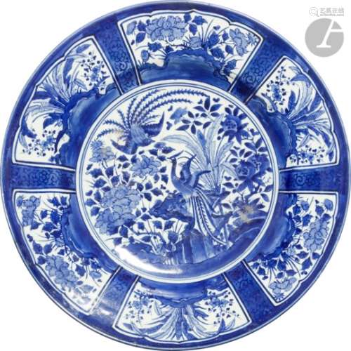 JAPON, Fours d'Arita - Fin XVIIe siècle Important plat dit Kraak en porcelaine décorée en bleu
