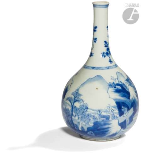 CHINE - XVIIe siècle Vase bouteille en porcelaine bleu blanc à décor d'une rivière entourée de