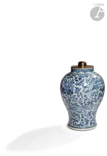 CHINE - XVIIe siècle Potiche balustre en porcelaine blanche émaillée en bleu sous couverte de phénix