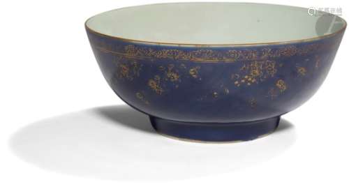 CHINE - XVIIIe siècle Bol à punch en porcelaine émaillée bleue poudrée ornée de frise de fleurs