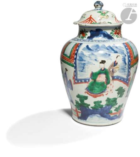 CHINE - XVIIe siècle Potiche couverte balustre en porcelaine à décor émaillé polychrome dit 