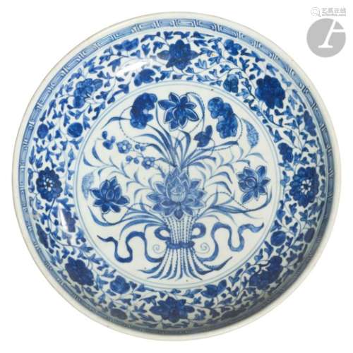 CHINE - XVIIIe siècle Plat creux en porcelaine blanche émaillée en bleu sous couverte dans un