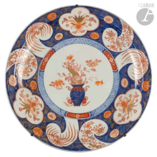 CHINE - Époque KANGXI (1662 - 1722) Plat rond en porcelaine émaillée polychrome dans le style
