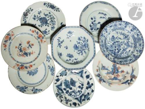 CHINE - XVIIIe siècle Ensemble de huit assiettes en porcelaine dont deux creuses et quatre plates