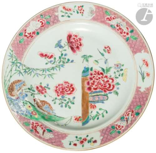 CHINE - XVIIIe siècle Plat en porcelaine émaillée polychrome des émaux de la famille rose à décor de