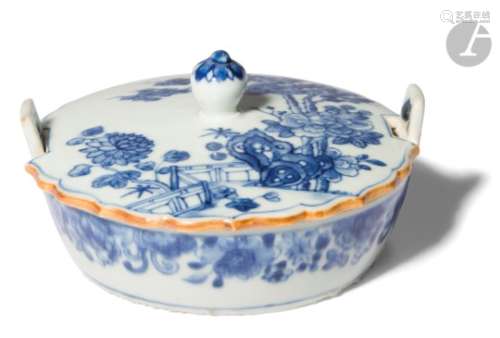 CHINE - XVIIIe siècle Petite coupelle ronde couverte à deux anses en bordure en porcelaine
