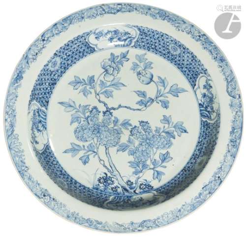 CHINE - XVIIIe siècle Plat rond en porcelaine blanche émaillée en bleu sous couverte à décor central