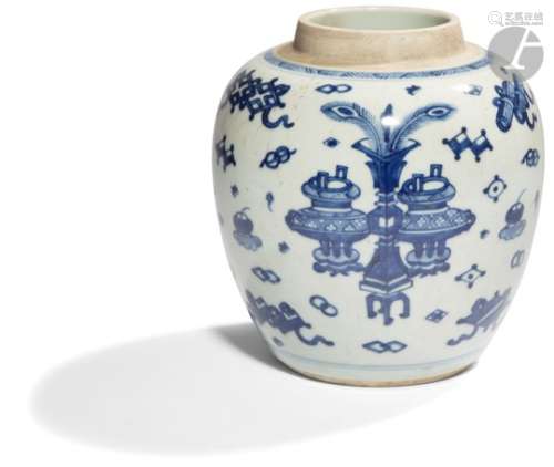 CHINE - XVIIIe siècle Pot à gingembre en porcelaine blanche émaillée en bleu sous couverte d'