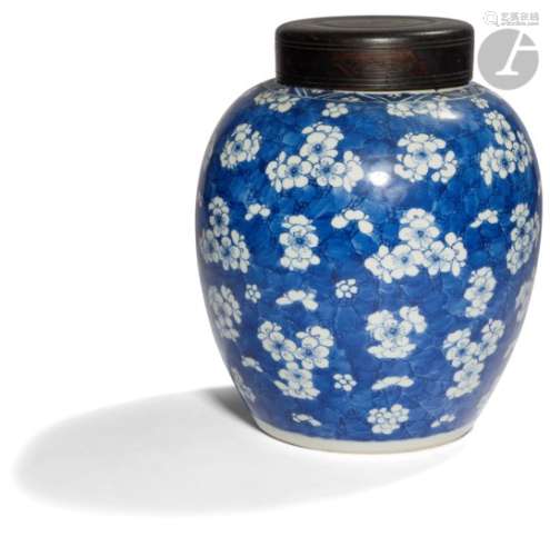 CHINE - XVIIIe siècle Pot à gingembre en porcelaine bleu blanc à décor de fleurs de prunus sur