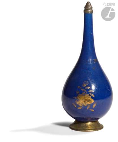 CHINE - XVIIIe siècle Aspersoir en porcelaine émaillée bleu et poudre d'or à décor de fleurs de
