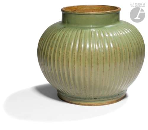 CHINE - XVIIIe siècle Pot en grès émaillé vert céladon pansu et côtelé. (Eclats en bordure de pied).