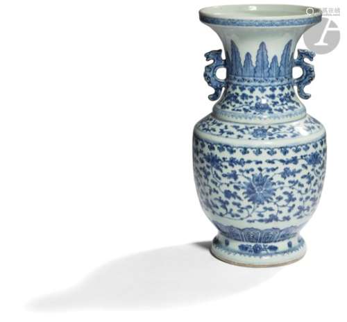 CHINE - XVIIIe siècle Vase en porcelaine blanche émaillée en bleu sous couverte de rinceaux de