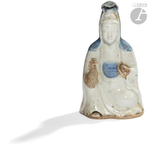 CHINE - Début XIXe siècle Statuette en porcelaine émaillée bleu et blanc de Guanyin assise sur son