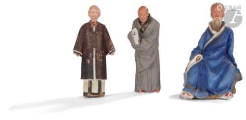 CHINE - XIXe siècle Trois statuettes de personnages en grès peint polychrome représentant des