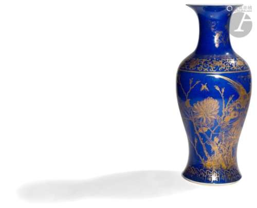 CHINE - XIXe siècle Vase balustre en porcelaine émaillée bleu poudré à décor de faisans perchés