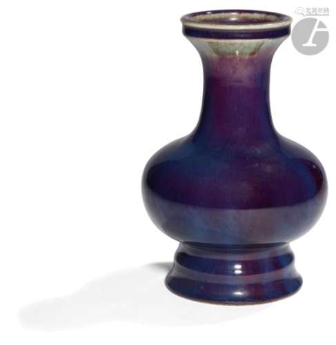 CHINE - XIXe siècle Vase à panse basse sur piédouche en porcelaine émaillée aubergine flammée. H.