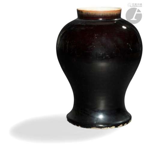 CHINE - XIXe siècle Vase balustre en porcelaine émaillée noire. (Bulle de cuisson). H. 36,5 cm