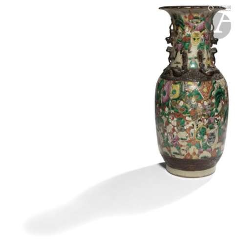 CHINE, Nankin - XIXe siècle Vase balustre à col ouvert polylobé en porcelaine craquelée émaillée