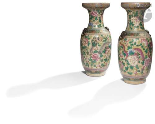 CHINE, Nankin - XIXe siècle Paire de vases balustre à col ouvert en porcelaine émaillée polychrome à