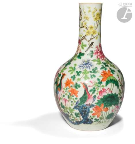 CHINE - XIXe siècle Vase en porcelaine émaillée polychrome à décor de phénix parmi les rochers et