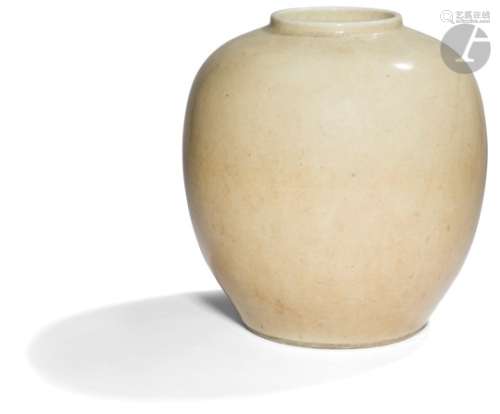CHINE - XIXe siècle Pot en porcelaine émaillée beige légèrement craquelé. H. 26,5 cm