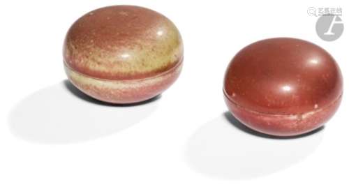CHINE - XIXe siècle Deux petites boîtes rondes à encre en porcelaine émaillée peau de pêche. Au