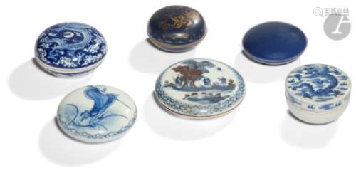 CHINE - XIXe siècle Ensemble de six petites boîtes rondes à encre en porcelaine dont trois bleu