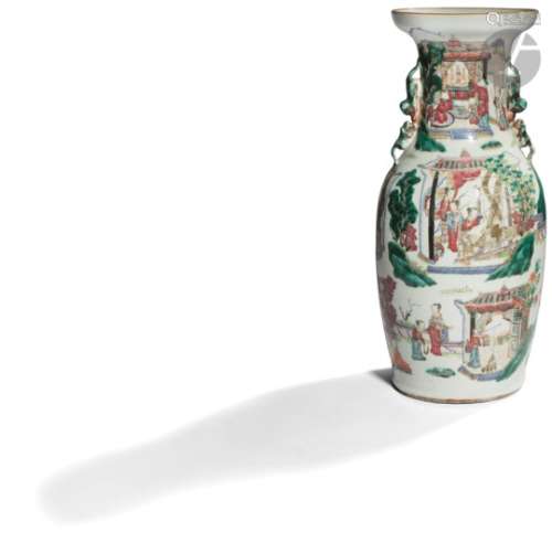 CHINE - XIXe siècle Vase balustre en porcelaine émaillée polychrome dans le style de la famille rose