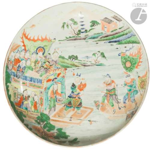 CHINE - XIXe siècle Plat rond en porcelaine émaillée polychrome à décor d'une scène des trois