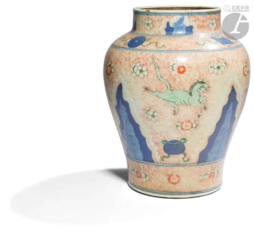 CHINE - XIXe siècle Potiche balustre en porcelaine émaillée polychrome à décor de chevaux sur fond