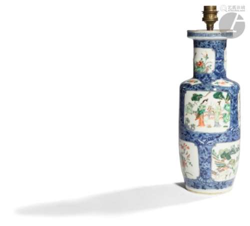CHINE - XIXe siècle Vase rouleau en porcelaine émaillée polychrome dans le style de la famille