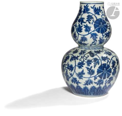 CHINE - Milieu XIXe siècle Vase double gourde en porcelaine bleu blanc à décor de rinceaux