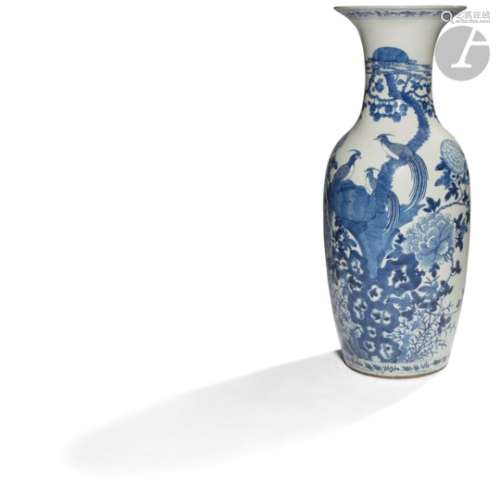 CHINE - XIXe siècle Vase balustre à col ouvert en porcelaine blanche émaillée en bleu sous