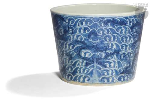 CHINE - XIXe siècle Cache-pot en porcelaine bleu blanc à décor de dragons dans les flots