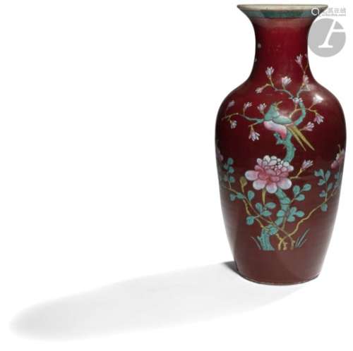 CHINE - XIXe siècle Vase balustre à col ouvert en porcelaine émaillée rouge sang de bœuf et à