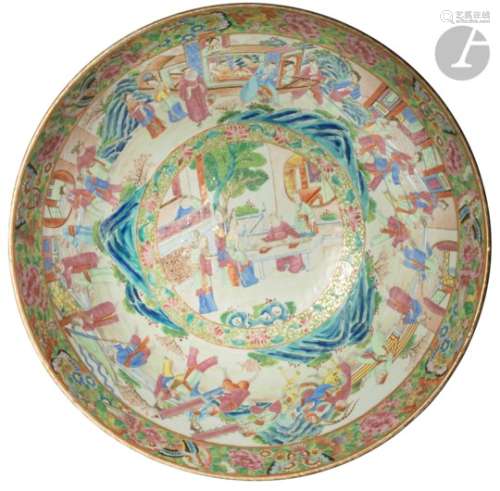 CHINE, Canton - XIXe siècle Bol à punch en porcelaine émaillée polychrome à décor de réserves ornées