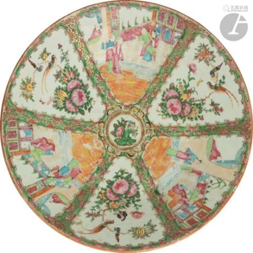 CHINE, Canton - XIXe siècle Plat rond en porcelaine blanche émaillée polychrome et or à décor de