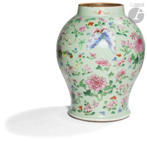 CHINE, Canton - XIXe siècle Vase balustre en porcelaine émaillée polychrome sur fond céladon vert