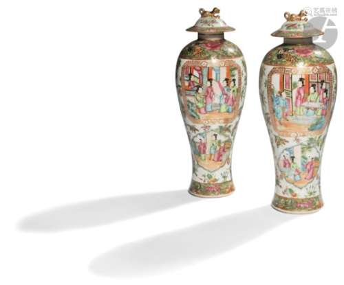 CHINE, Canton - XIXe siècle Paire de vases couverts en porcelaine émaillée polychrome et or à