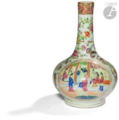 CHINE, Canton - XIXe siècle Vase bouteille en porcelaine émaillée polychrome et or à décor sur la