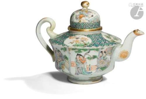 CHINE, Canton - XIXe siècle Théière en porcelaine émaillée polychrome et or à décor de femmes et
