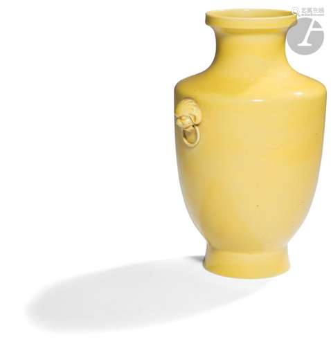 CHINE - Fin XIXe siècle Vase en porcelaine émaillée jaune, les anses en forme de tête de chimères